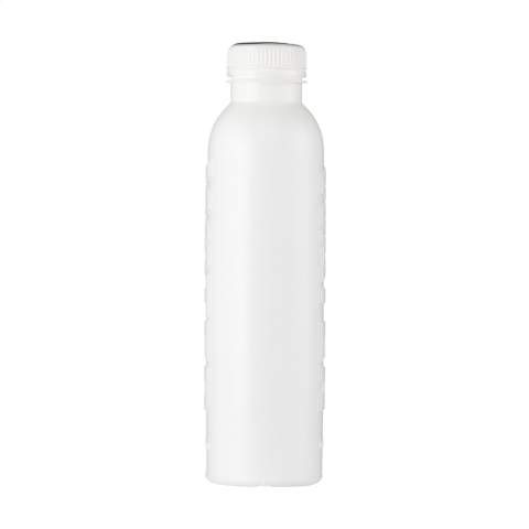 Een herbruikbare drinkfles van het merk Bottle Up, gemaakt van het afval van suikerriet en gevuld met Engels bronwater. Inhoud 500 ml. 
Bottle Up moedigt je aan om je fles te blijven bijvullen. De betaalbare duurzame oplossing voor plastic dat eenmalig gebruikt wordt. Als je onderweg water nodig hebt, maar geen afval wilt achterlaten: Bottle Up. De suikerrietflessen zijn BPA-vrij en gemakkelijk schoon te maken, dus als je klaar bent, kan je de fles opnieuw vullen met kraanwater en deze keer op keer gebruiken. Drink het water, bewaar de fles!
In Groot-Brittannië is ons bronwater afkomstig van de Elmhurst-bron in Staffordshire. Het water uit deze bron is op natuurlijke wijze gemineraliseerd door glaciale stratus die meer dan 100.000 jaar geleden is gevormd. Onze waterpartners hebben een BRC 'A'-accreditatiecertificaat en worden regelmatig intern en extern gecontroleerd. Per stuk in kraft doos.