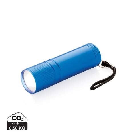 Lampe torche COB en aluminium, super puissante en taille de poche. Cette lampe COB est beaucoup plus puissante que les lampes LED habituelles et consomme moins d’énergie, permettant une autonomie 30% plus importante sur la même batterie. Avec dragonne et 3 piles AAA incluses.<br /><br />Lightsource: COB LED<br />LightsourceQty: 1