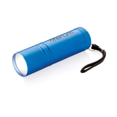 Lampe torche COB en aluminium, super puissante en taille de poche. Cette lampe COB est beaucoup plus puissante que les lampes LED habituelles et consomme moins d’énergie, permettant une autonomie 30% plus importante sur la même batterie. Avec dragonne et 3 piles AAA incluses.<br /><br />Lightsource: COB LED<br />LightsourceQty: 1