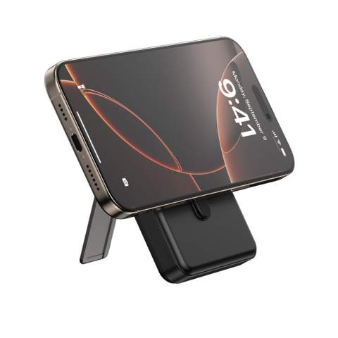 Delano, die 10000mAh-5-in-1 20W-PD-Schnellladepowerbank ist mit einem  magnetischen 15W-Ladegerät ausgestattet, mit dem Sie Ihr Telefon mit maximaler Geschwindigkeit kabellos aufladen können. Ebenso können Sie auch Ihre AirPods oder Apple Watch aufladen. Benötigen Sie einen noch schnelleren Energieschub, um den Tag zu überstehen? Redwood unterstützt das blitzschnelle Laden mit 20W über seinen USB-C-Anschluss, sowohl zum Aufladen der Powerbank selbst als auch zum Aufladen Ihres Geräts. Sie verfügt auch über ein integriertes USB-C-Schnellladekabel und ein integriertes Lightning-Kabel. Mit dem integrierten Ständer können Sie Ihr Telefon während des Ladevorgangs aufstellen, um z.B. Filme anzusehen. Hergestellt aus rec. ABS- & PC-Kunststoff hergestellt; nach dem RCS-Standard (Recycled Claim Standard) zertifiziert. Der Gesamtanteil an rec. Material beträgt 24% des Gesamtgewichts des Artikels. Urban Vitamin-Produkte sind ohne PVC hergestellt und in kunststoffreduzierten Verpackungen verpackt.<br /><br />WirelessCharging: true<br />PowerbankCapacity: 10000<br />PVC free: true