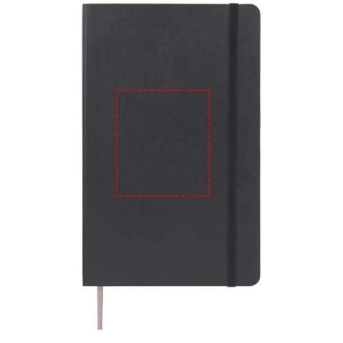 Le carnet Classic avec couverture souple dispose d’une couverture flexible dans une gamme de couleurs éclatantes. Il comporte des coins arrondis, une fermeture élastique et un ruban marque-page. Contient 192 pages quadrillées couleur ivoire.