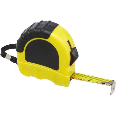 5 meter stalen en ijzeren meetlint inclusief ijzeren riemclip en polyester polsband. Geeft centimeters en inches weer. De hoes is gemaakt van 17% RCS-gecertificeerd gerecycled plastic en 3% gerecycled TPE. De Recycled Claim Standard (RCS) controleert de gerecyclede inhoud van een product in de hele toeleveringsketen. Verpakt in een STAC-geschenkverpakking van duurzame bronnen.