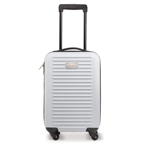 Valise de voyage taille cabine,  avec une double fermeture éclair, disponible en plusieurs couleurs. Equipée de 4 roues pivotantes et une plaque métallique pour votre logo. Livrée en boîte individuelle.Le marquage peut être réalisé en  doming quadri ou sur la plaque métallique en gravure laser.  Tous nos produits sont testés et certifiés, et répondent  aux normes sociales. 
