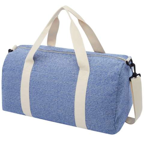 Sac de voyage en mélange de polyester et coton recyclé, avec une bandoulière réglable. Le coton recyclé est fabriqué à partir de déchets de pré-consommation générés par les usines textiles pendant le processus de coupe. Des couleurs similaires sont mélangées, ainsi aucune teinture supplémentaire n'est nécessaire. Il peut y avoir des variations mineures dans la couleur du produit en raison de la nature du processus de production. Cette caractéristique contribue incontestablement à une apparence plus authentique.