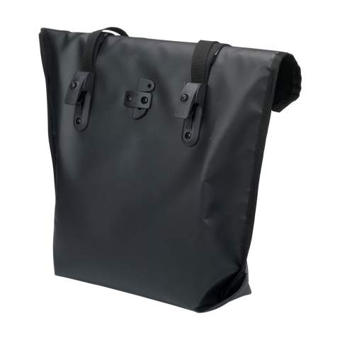 Fahrradtasche der Marke Fraenck, hergestellt aus upgecyceltem Segeltuch. Das robuste und wasserabweisende Material stammt aus upgecycelten Stoffresten der Segelindustrie. Der Rollverschluss kann aufgerollt und mit Verschlussclips gesichert werden. Beide Seiten der Tasche sind mit Schrägband verstärkt. Die Innenseite hat einen verstärkten Boden und Rücken. Einfach am Fahrradträger zu befestigen. Made in Holland.
