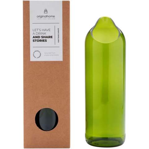 Handgefertigte 750 ml Wasserkaraffe aus upcycelten Weinflaschen aus Sansibar, Tansania. Die Weinflaschen werden von Hotels, Restaurants und Bars eingesammelt und dann sortiert, gereinigt und in verschiedene Formen und Größen geschnitten. In einem Geschenkkarton geliefert.