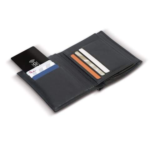 RFID Karte im Kreditkartenformat. Legen Sie diese Karte in Ihre Geldbörse und verhindern Sie Betrug durch illegale Nutzung von RFID-Scannern und -Lesern mit Ihren Bankkarten. Diese Karte stört die Frequenz von Kartenlesern. Auf diese Weise beugt die RFID Karte der Kommunikation zwischen Chip und Bankkarte vor. Druck auf der weißen Seite.