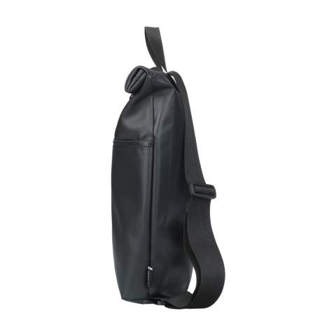 Sac à dos robuste de la marque Fraenck. Fabriqué en similicuir et en toile de voile recyclée. Le matériau robuste et hydrofuge provient de restes de matériaux recyclés de l'industrie de la voile. Le généreux compartiment intérieur est doté d'une poche supplémentaire permettant de ranger un ordinateur portable jusqu'à 17 pouces. Fermeture à glissière robuste, sangles d'épaule réglables et boucle de transport. Un design intemporel. Fabriqué en Hollande.