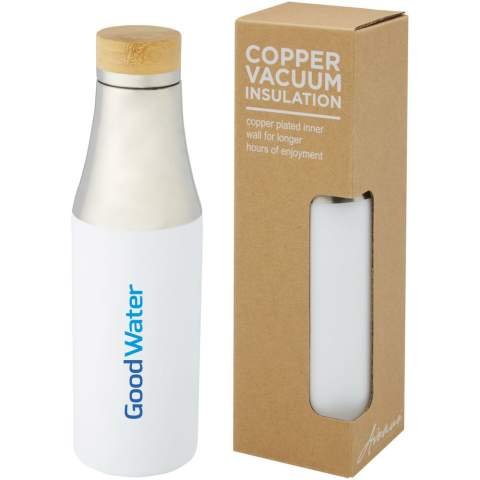 Einfachheit und Eleganz machen diese Flasche zum perfekten Geschenk. Die Flasche verfügt über einen Edelstahldeckel mit einem Detail aus Bio-Bambus auf der Oberseite. Dank der doppelwandigen Kupfer-Vakuum Isolierung aus 18/8 Edelstahl bleiben die Getränke mehrere Stunden lang heiß oder kalt. Geprüft und zugelassen nach deutschem Lebensmittelsicherheitsgesetz (LFGB) und auf Phthalatgehalt gemäß REACH Verordnung getestet. Das Fassungsvermögen beträgt 540 ml. Verpackt in einer Geschenkbox aus Recyclingkarton.