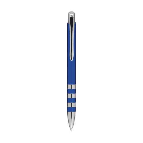 Blauschreibender Kugelschreiber mit Gehäuse in Metalloptik, Clip und Druckknopf aus Metall und auffallenden Zwischenringen.
