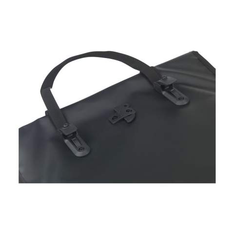 Fahrradtasche der Marke Fraenck, hergestellt aus upgecyceltem Segeltuch. Das robuste und wasserabweisende Material stammt aus upgecycelten Stoffresten der Segelindustrie. Der Rollverschluss kann aufgerollt und mit Verschlussclips gesichert werden. Beide Seiten der Tasche sind mit Schrägband verstärkt. Die Innenseite hat einen verstärkten Boden und Rücken. Einfach am Fahrradträger zu befestigen. Made in Holland.