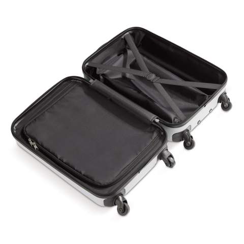 Valise de voyage taille cabine,  avec une double fermeture éclair, disponible en plusieurs couleurs. Equipée de 4 roues pivotantes et une plaque métallique pour votre logo. Livrée en boîte individuelle.Le marquage peut être réalisé en  doming quadri ou sur la plaque métallique en gravure laser.  Tous nos produits sont testés et certifiés, et répondent  aux normes sociales. 