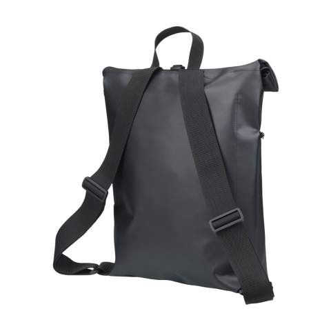 Sac à dos robuste de la marque Fraenck. Fabriqué en similicuir et en toile de voile recyclée. Le matériau robuste et hydrofuge provient de restes de matériaux recyclés de l'industrie de la voile. Le généreux compartiment intérieur est doté d'une poche supplémentaire permettant de ranger un ordinateur portable jusqu'à 17 pouces. Fermeture à glissière robuste, sangles d'épaule réglables et boucle de transport. Un design intemporel. Fabriqué en Hollande.