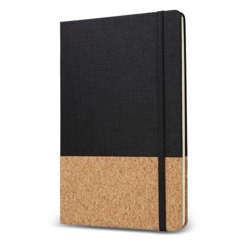 Ce carnet présente une couverture en PET et liège recyclés et 80 feuilles de papier lignées de 70 grammes certifiées FSC. Il est doté d'un élastique de fermeture et d'un ruban marque-page pour plus de commodité. Fabriqué avec du PET recyclé.