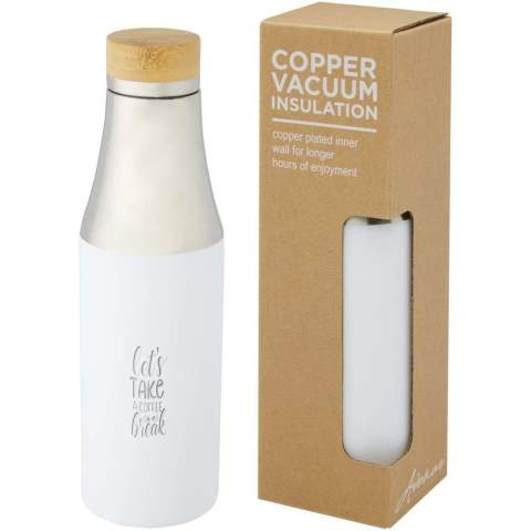Einfachheit und Eleganz machen diese Flasche zum perfekten Geschenk. Die Flasche verfügt über einen Edelstahldeckel mit einem Detail aus Bio-Bambus auf der Oberseite. Dank der doppelwandigen Kupfer-Vakuum Isolierung aus 18/8 Edelstahl bleiben die Getränke mehrere Stunden lang heiß oder kalt. Geprüft und zugelassen nach deutschem Lebensmittelsicherheitsgesetz (LFGB) und auf Phthalatgehalt gemäß REACH Verordnung getestet. Das Fassungsvermögen beträgt 540 ml. Verpackt in einer Geschenkbox aus Recyclingkarton.