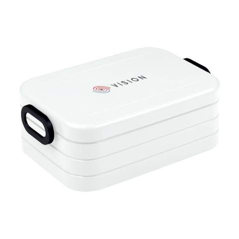 Luxuriöse ABS-Lunchbox der Marke Mepal. Mit abnehmbarem Trennwand und praktischem Druckknopfverschluss. Der Deckel schließt perfekt und ist mit einem Dichtungsgummi versehen, damit der Inhalt lange frisch bleibt.  Ein qualitativ hochwertiges Produkt. Fassungsvermögen 900 ml. Geeignet für bis zu 4 Butterbrote. Geeignet für Lebensmittel. 2 Jahre Mepal Herstellergarantie. Hergestellt in den Niederlanden.     LAGERBESTANDSINFORMATION: Bis zu 1.000 Stück innerhalb von 10 Arbeitstagen verfügbar. Ausnahmen vorbehalten.