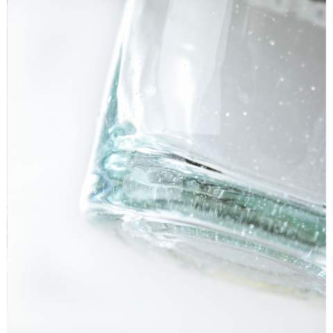 WoW! Verre à eau fabriqué à partir de verre 100% recyclé. Ce verre a une teinte singulière bleu-vert. Cette couleur est obtenue, lorsque le verre blanc est fondu et traité à une température plus basse. Cela permet une économie d'énergie et une pollution atmosphérique réduite. En raison du procédé de fabrication, chaque produit est unique. La couleur, l'épaisseur et la taille peuvent différer légèrement, avec la présence de petites bulles d'air visibles. Fabriqué au Maroc. Capacité 200 ml.