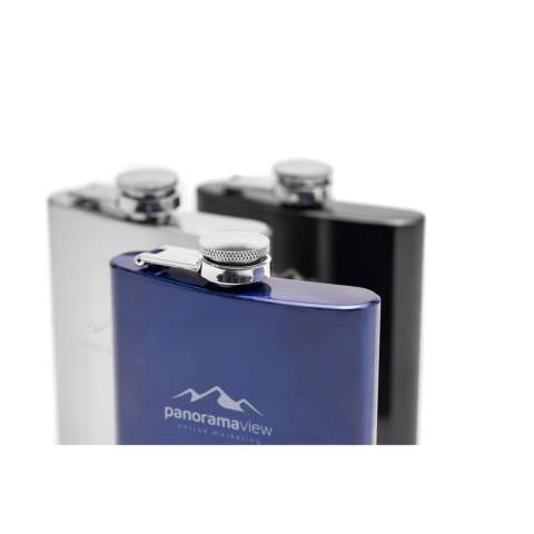 Stoere RVS heupfles met fraaie schroefdop. Lekvrij. Niet vaatwasserbestendig. Inhoud 200 ml. Per stuk in kraft doos.