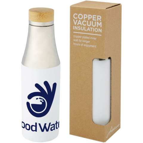 Einfachheit und Eleganz machen diese Flasche zum perfekten Geschenk. Die Flasche verfügt über einen Edelstahldeckel mit einem Detail aus Bio-Bambus auf der Oberseite. Dank der doppelwandigen Kupfer-Vakuum Isolierung aus 18/8 Edelstahl bleiben die Getränke mehrere Stunden lang heiß oder kalt. Geprüft und zugelassen nach deutschem Lebensmittelsicherheitsgesetz (LFGB) und auf Phthalatgehalt gemäß REACH Verordnung getestet. Das Fassungsvermögen beträgt 540 ml. Verpackt in einer Geschenkbox aus Recyclingkarton.