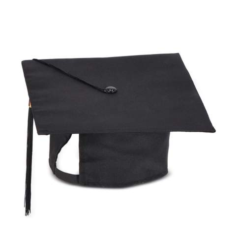 Célébrez vos réussites avec cette casquette de diplômé, conçue pour un ajustement confortable et offrant un espace pour des impressions personnalisées, idéale pour le lancer emblématique.