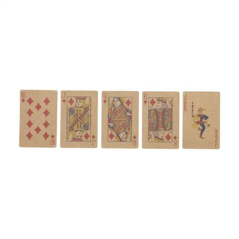 WoW! Spielkarten aus hochwertigem, recyceltem Kraftpapier (250 g/m²). Das Spiel besteht aus 52 Spielkarten und 2 Jokern. Verstaut in einer Box aus recyceltem Karton. Die Rückseite der Karten ist mit einem Standardbild bedruckt.