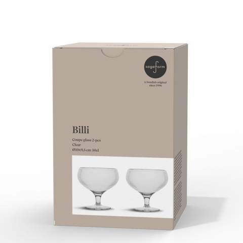 Billi coupeglas heeft een uniek karakteristiek ontwerp dat Sagaform op een duidelijke manier vertegenwoordigt. Met de kenmerkende, ronde kom versierd met strepen en de lage voet is dit coupeglas zowel mooi als functioneel. De praktische, stapelbare en doordachte vorm maakt het glas perfect om te gebruiken bij vele gelegenheden. Gemaakt van gerecycled PET (rPET). Elke verpakking bevat twee coupeglazen van Sagaform, het perfecte cadeau voor iemand die alles al heeft. Ontworpen in Zweden door Studio Sagaform. De Billi-serie is geschikt voor temperaturen tot 50°C. Alleen handwas. Afmeting ø10x9,5 cm 30 cl.