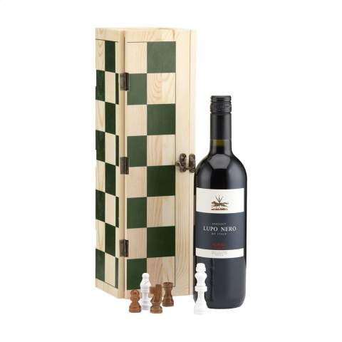 Rackpack Gamebox Chess: een wijnkist en schaakspel in één. Een cadeauverpakking voor één fles wijn. Klap de box open voor een compleet bordspel. Wordt geleverd met houten schaakstukken in een stevige, canvas opbergzak. Een compleet geschenk voor een geslaagde spelletjesavond. Rackpack: een wijngeschenkkist van FSC 100% gecertificeerd hout met een nieuw tweede leven! • geschikt voor één fles wijn • dennenhout • wijn niet inbegrepen. Per stuk in kraft doos.