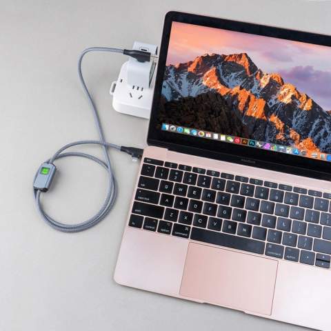Clever aufladen! 100W für MacBooks, Laptops, Tablets, Smartphones. Cleveres Smiley-Symbol: schnelles (grünes) oder normales (weißes) Laden. Aus recyceltem Aluminium und Kunststoff für schnelles Laden und Datentransfer.