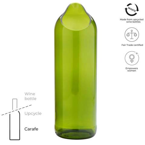 Handgefertigte 750 ml Wasserkaraffe aus upcycelten Weinflaschen aus Sansibar, Tansania. Die Weinflaschen werden von Hotels, Restaurants und Bars eingesammelt und dann sortiert, gereinigt und in verschiedene Formen und Größen geschnitten. In einem Geschenkkarton geliefert.