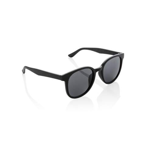 Sonnenbrille aus Weizenstroh ( 60% Wheatstraw, 40% Plastik) mit UV 400-Schutz, verpackt in Kraft-Papier-Box.
