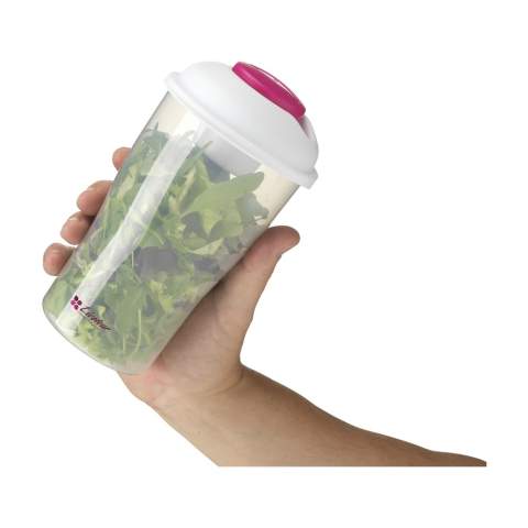 Saladeshaker van stevig kunststof. Met afneembaar deksel, bakje voor dressing en vork. Ook geschikt voor fruit- en pastasalades. Inhoud 900 ml.