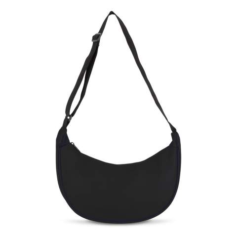 Fabriqué à partir de PET recyclé enduit de PU dans un matériau 600D, ce sac en bandoulière demi-lune est doté d'une bandoulière réglable et de deux poches intérieures pour accessoires afin d'organiser le rangement.