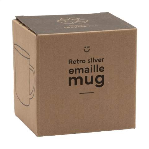 Geëmailleerde mok in populaire retrostijl. Mooi afgewerkt met chrome rand. Om de retro look te accentueren heeft de mok onvolkomenheden. Niet vaatwasserbestendig. Inhoud 350 ml. Per stuk in kraft doos.