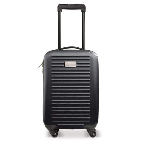 Dieser Trolley in Kabinengröße hat ein Hauptfach mit grauem Futter und ist mit einem Doppelreißverschluss ausgestattet. Der Koffer hat vier bewegliche Rollen. Mit Metallplatte zum Bedrucken. Jeweils in einer Schachtel verpackt.