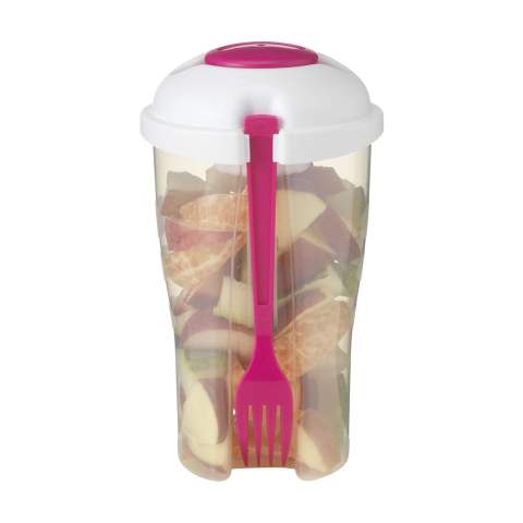 Saladeshaker van stevig kunststof. Met afneembaar deksel, bakje voor dressing en vork. Ook geschikt voor fruit- en pastasalades. Inhoud 900 ml.