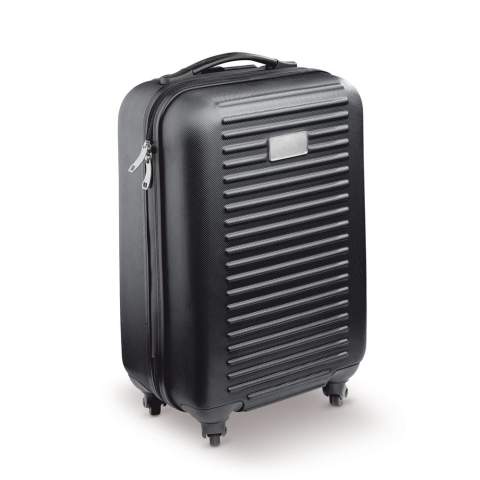 Dieser Trolley in Kabinengröße hat ein Hauptfach mit grauem Futter und ist mit einem Doppelreißverschluss ausgestattet. Der Koffer hat vier bewegliche Rollen. Mit Metallplatte zum Bedrucken. Jeweils in einer Schachtel verpackt.