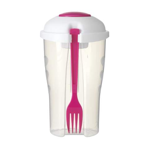 Saladeshaker van stevig kunststof. Met afneembaar deksel, bakje voor dressing en vork. Ook geschikt voor fruit- en pastasalades. Inhoud 900 ml.