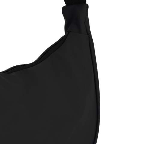 Fabriqué à partir de PET recyclé enduit de PU dans un matériau 600D, ce sac en bandoulière demi-lune est doté d'une bandoulière réglable et de deux poches intérieures pour accessoires afin d'organiser le rangement.
