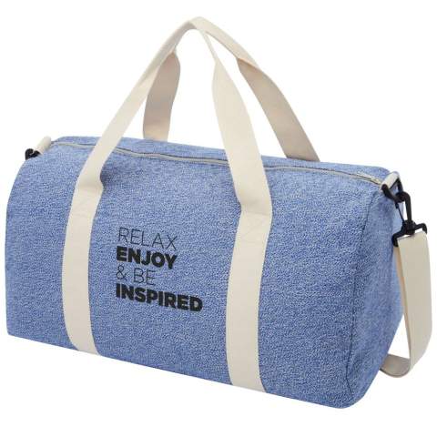 Sac de voyage en mélange de polyester et coton recyclé, avec une bandoulière réglable. Le coton recyclé est fabriqué à partir de déchets de pré-consommation générés par les usines textiles pendant le processus de coupe. Des couleurs similaires sont mélangées, ainsi aucune teinture supplémentaire n'est nécessaire. Il peut y avoir des variations mineures dans la couleur du produit en raison de la nature du processus de production. Cette caractéristique contribue incontestablement à une apparence plus authentique.