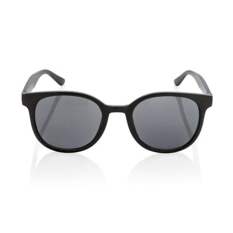 Sonnenbrille aus Weizenstroh ( 60% Wheatstraw, 40% Plastik) mit UV 400-Schutz, verpackt in Kraft-Papier-Box.