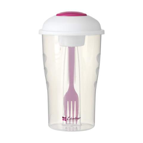 Saladeshaker van stevig kunststof. Met afneembaar deksel, bakje voor dressing en vork. Ook geschikt voor fruit- en pastasalades. Inhoud 900 ml.