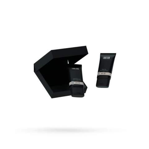Brievenbuspakket met 2 verzorgingsproducten in de geur Black 22 van het merk Janzen. Inhoud: • Shower Gel - 50 ml • Hand & Body Lotion - 50 ml.    Opgewekt en vrolijk, dat is Skin 90. De kersenbloesem heeft in Japan een haast heilige status. Met haar lichtroze blaadjes en aangename geur is de boom een waar feest voor de zintuigen. Het subtiele van de kersenbloesem wordt in dit parfum afgewisseld met het frisse van de lelie en krachtige van de tonkaboon.    Deze giftset zit in een stijlvolle verpakking die qua formaat perfect door de brievenbus past. Ideaal als direct mailing en een persoonlijke attentie voor de ontvanger.