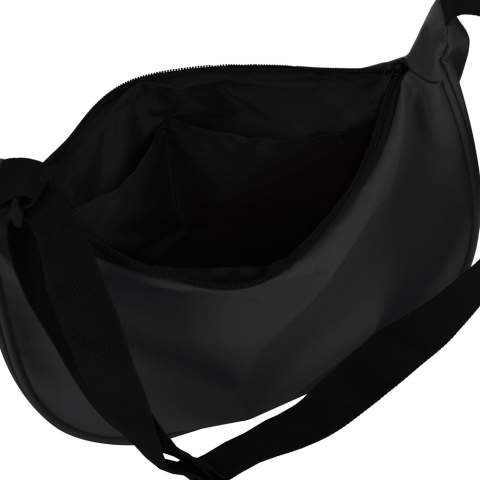 Fabriqué à partir de PET recyclé enduit de PU dans un matériau 600D, ce sac en bandoulière demi-lune est doté d'une bandoulière réglable et de deux poches intérieures pour accessoires afin d'organiser le rangement.