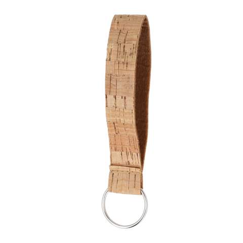 Un bracelet élégant et respectueux de l'environnement, fabriqué en liège et doté d'un porte-clés pour garder vos objets essentiels en sécurité. Parfait pour garder les clés à portée de main lors des déplacements, il est léger et durable. La variation naturelle du liège donne à chaque bracelet a un aspect unique, ce qui fait qu'il n'y en a pas deux qui se ressemblent.