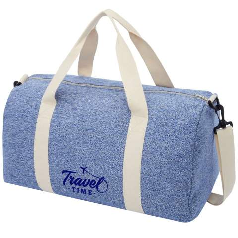 Sac de voyage en mélange de polyester et coton recyclé, avec une bandoulière réglable. Le coton recyclé est fabriqué à partir de déchets de pré-consommation générés par les usines textiles pendant le processus de coupe. Des couleurs similaires sont mélangées, ainsi aucune teinture supplémentaire n'est nécessaire. Il peut y avoir des variations mineures dans la couleur du produit en raison de la nature du processus de production. Cette caractéristique contribue incontestablement à une apparence plus authentique.