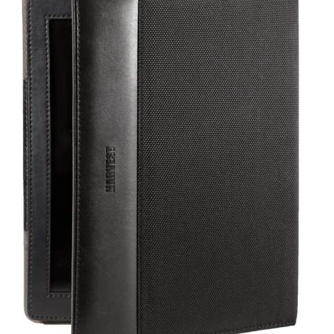 Hoes voor Ipad gemaakt van slijtvaste nylon met decoratieve PU rand. De cover is verstelbaar in hoogte.  Elegante voering in bruine kleur.  Compatibel  met Ipad (9,7").