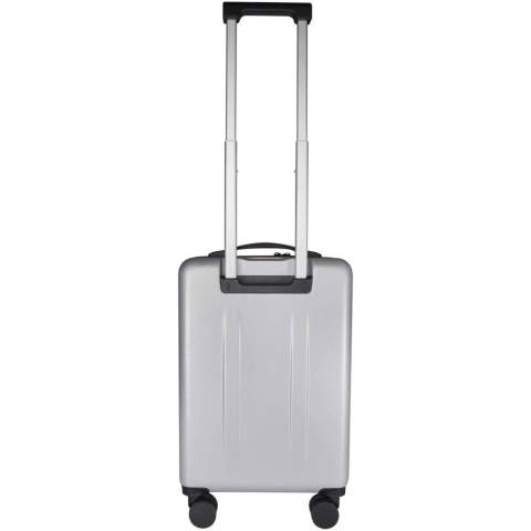 Der Rover Pro 20"-Kabinentrolley überzeugt durch sein nach vorne offenes 20"-Laptopfach und den integrierten USB-Ladeanschluss und ist damit der ideale Reisebegleiter für Geschäfts- und Freizeitreisen. Dieser Trolley besteht aus stoßfestem, GRS-zertifiziertem Recycling-Kunststoff und hochwertigem RPET-Futter. Er verfügt über ein nach vorne offenes Laptopfach mit Organisationsfächern für elektronisches Zubehör und ein TSA-Kombinationsschloss für das Hauptfach und das nach vorne offene Fach. Der Trolley ist außerdem mit 360°-Doppelrollen ausgestattet, die das Manövrieren am Flughafen erleichtern. Er kann bei den meisten Fluggesellschaften als Handgepäck mitgenommen werden.