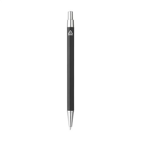 WoW! Blauwschrijvende balpen met een slanke houder van aluminium schrootafval. De houder van deze pen bestaat uit 85% gecertificeerd, gerecycled aluminium. Met stevige metalen clip en drukknop.     Door het gebruik van gerecycled aluminium worden er minder nieuwe grondstoffen gebruikt tijdens de productie van dit product. Dit betekent minder energieverbruik en minder gebruik van water.