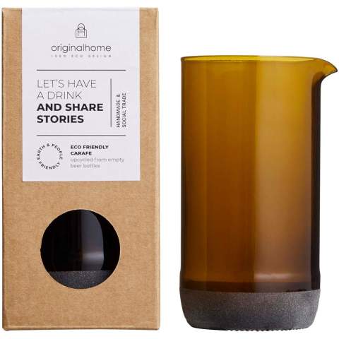 Carafe à eau de 430 ml fabriquée à la main à partir de bouteilles de bière recyclées, un déchet de l'industrie hôtelière à Goa, en Inde. Livrée dans une boîte cadeau.