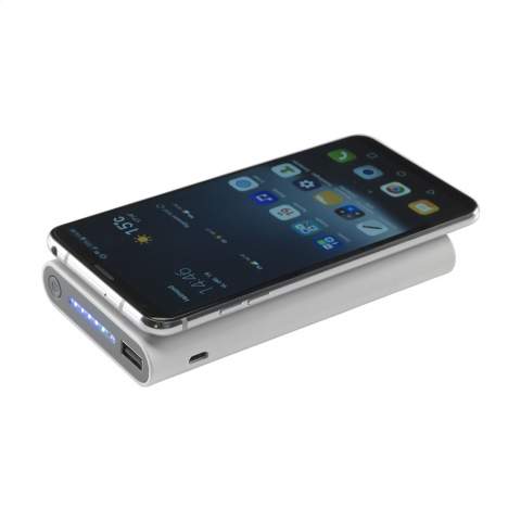 Chargeur externe sans fil en ABS extrêmement complet avec une batterie Li-ion intégrée (8 000 mAh). Le boîtier est fabriqué à partir de ABS recyclé. Equipé d'une sortie normale, d'une entrée de type C et d'une technologie de charge sans fil de 5 W. Chargeur sans fil pour les appareils mobiles qui supportent la charge sans fil QI (dernière génération d'Android et d'iPhones à partir du modèle 8). Entrée : CC 5 V / 2,1 A. Sortie USB : CC 5 V / 2,1 A. Sortie sans fil : CC 5 V / 1 A. Avec des voyants lumineux et un bouton marche / arrêt. Comprend un câble de charge micro-USB et un mode d'emploi Par pièce dans une boîte.